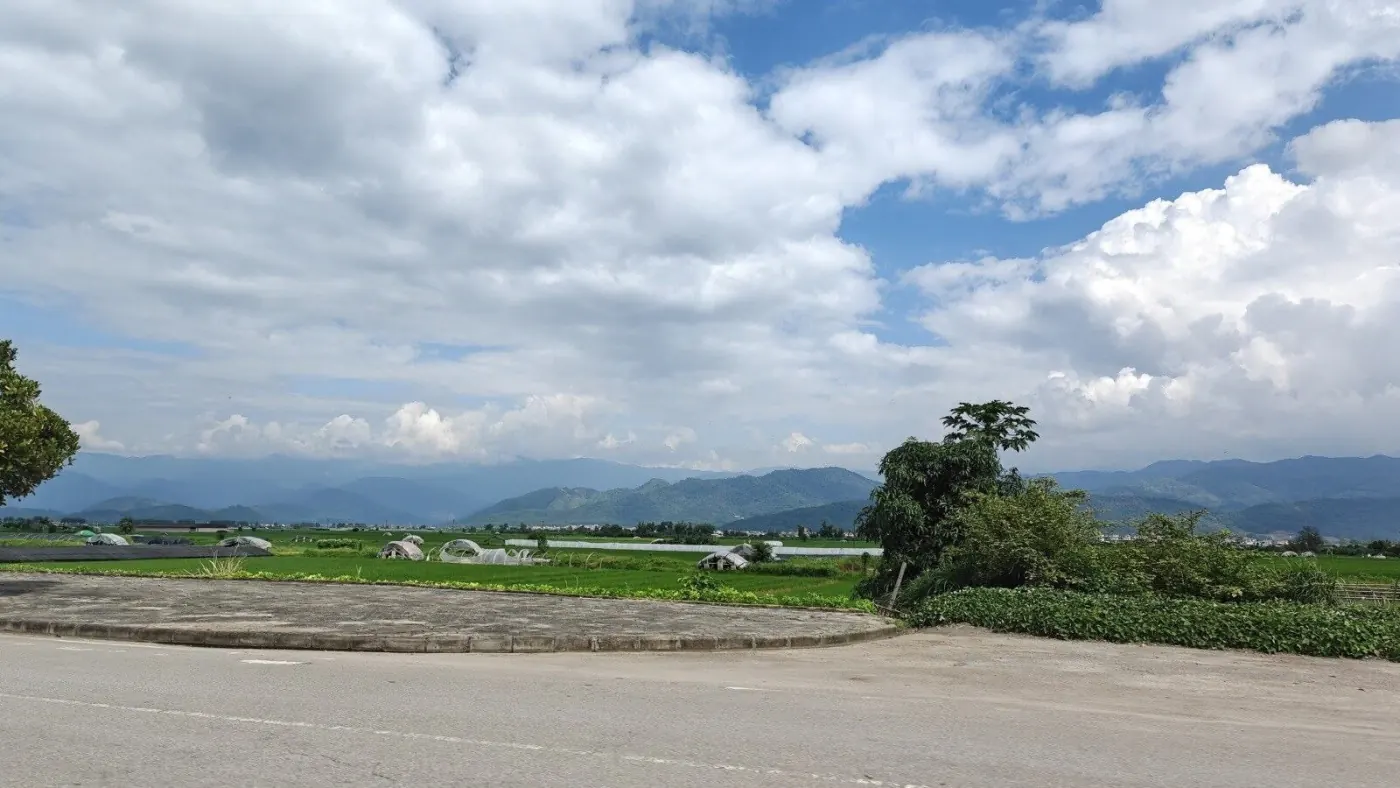 芒市路上的蓝天、远山和田野