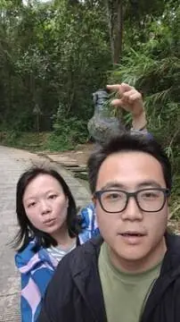 电动车路上的两个人